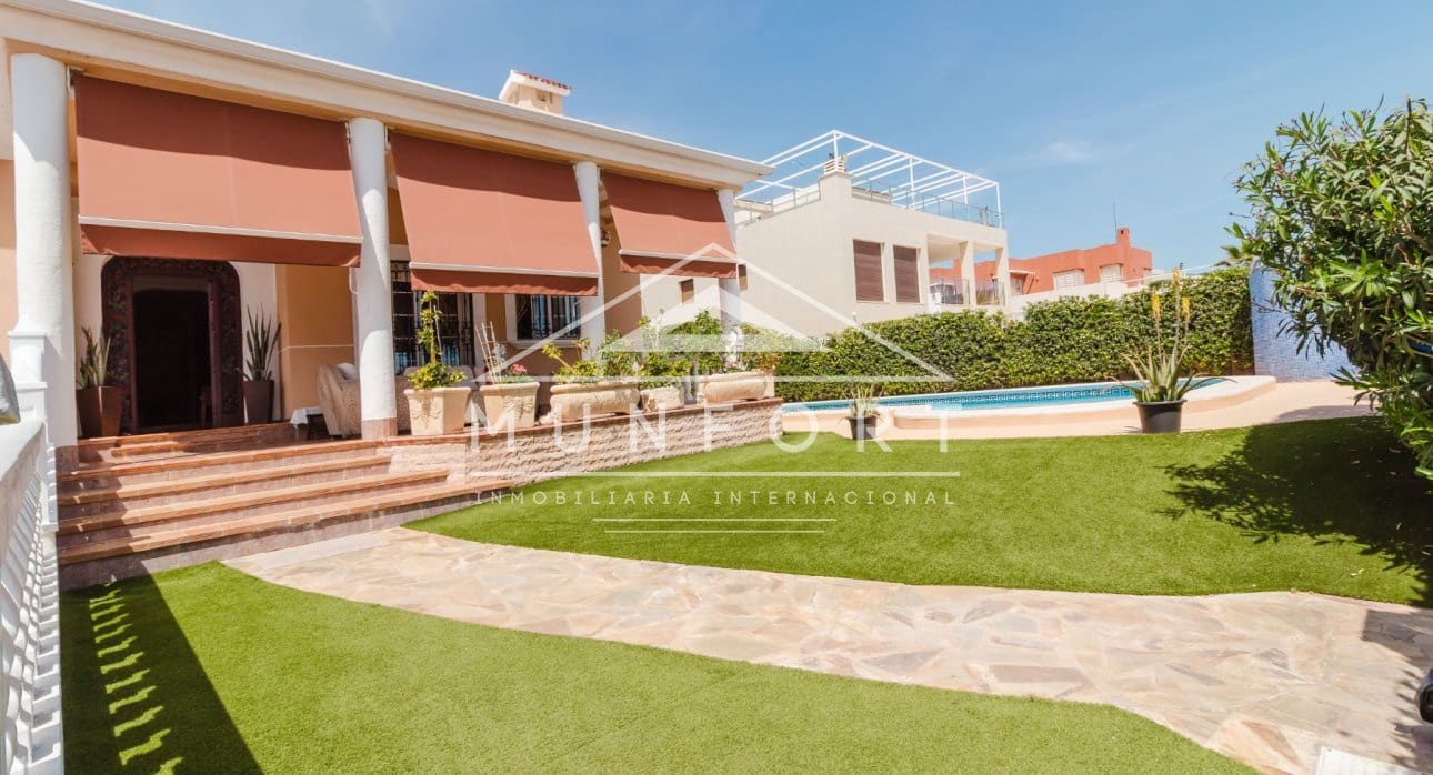 Chalet de 5 habitaciones en Torrevieja en venta con piscina - 950.000 € (Ref: 9810838)