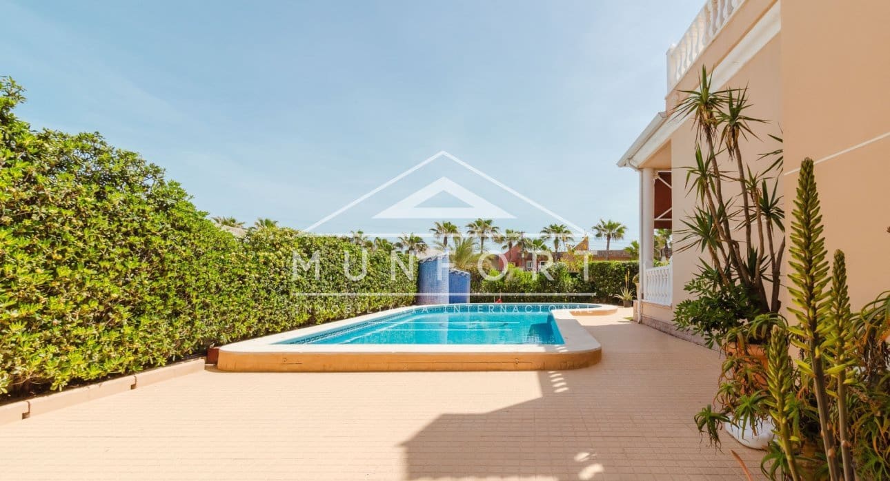 Chalet de 5 habitaciones en Torrevieja en venta con piscina - 950.000 € (Ref: 9810838)