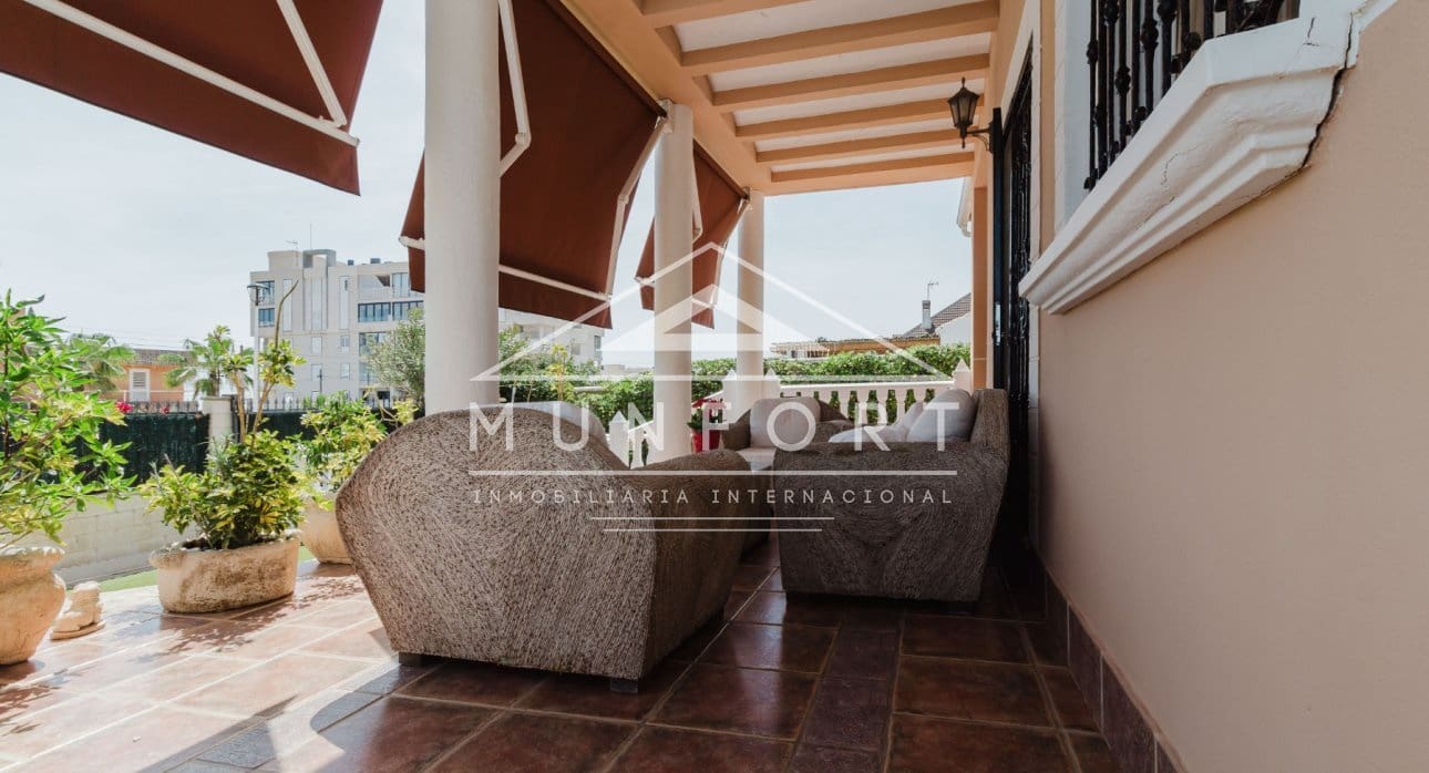 Chalet de 5 habitaciones en Torrevieja en venta con piscina - 950.000 € (Ref: 9810838)