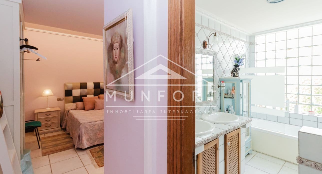 Chalet de 5 habitaciones en Torrevieja en venta con piscina - 950.000 € (Ref: 9810838)