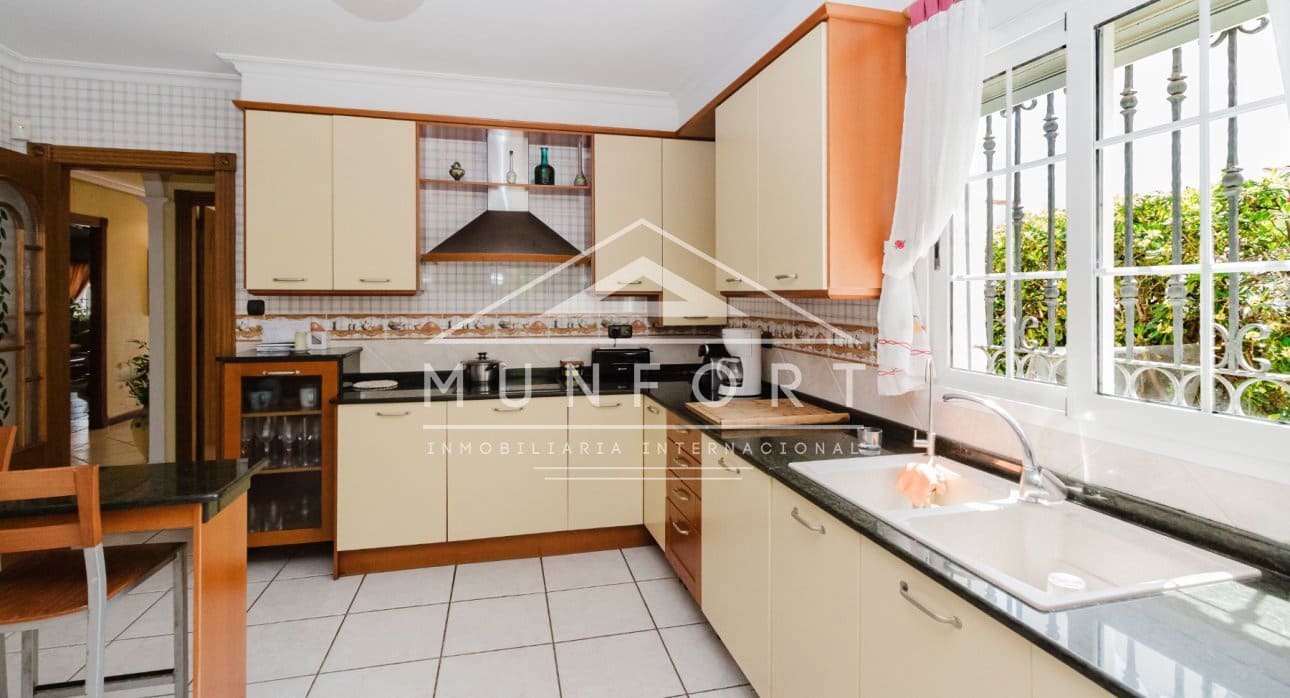 Chalet de 5 habitaciones en Torrevieja en venta con piscina - 950.000 € (Ref: 9810838)