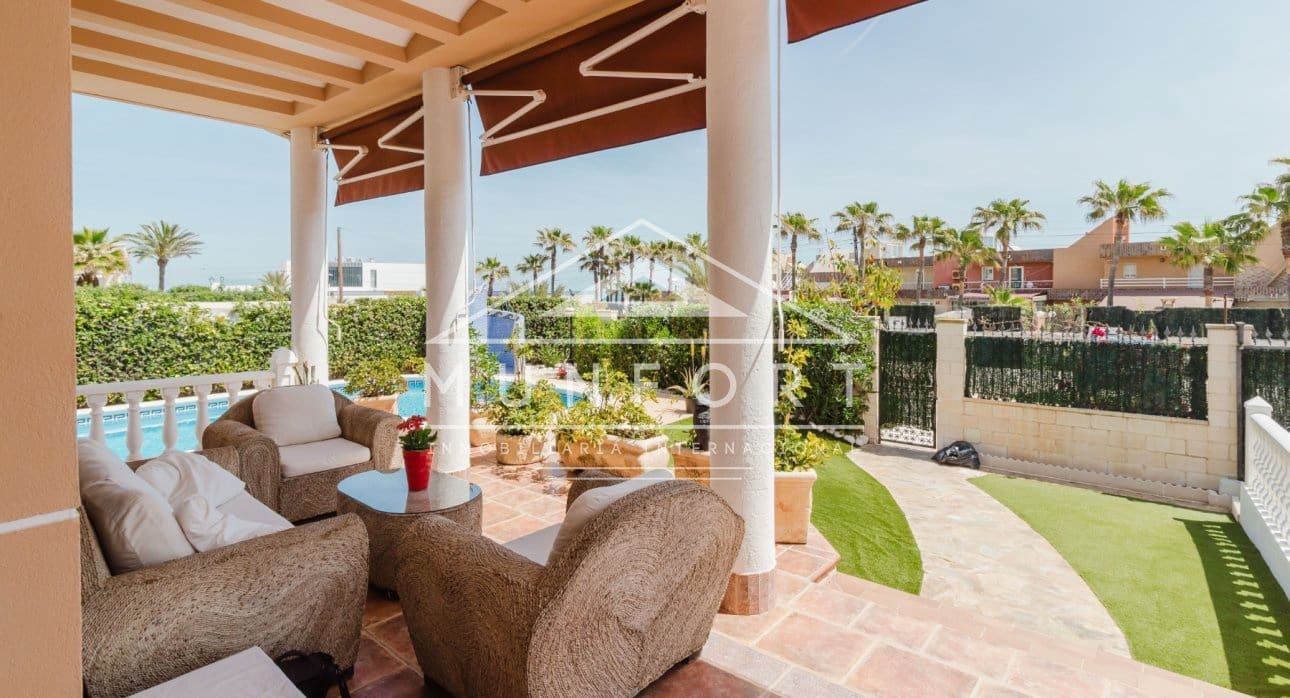 Chalet de 5 habitaciones en Torrevieja en venta con piscina - 950.000 € (Ref: 9810838)