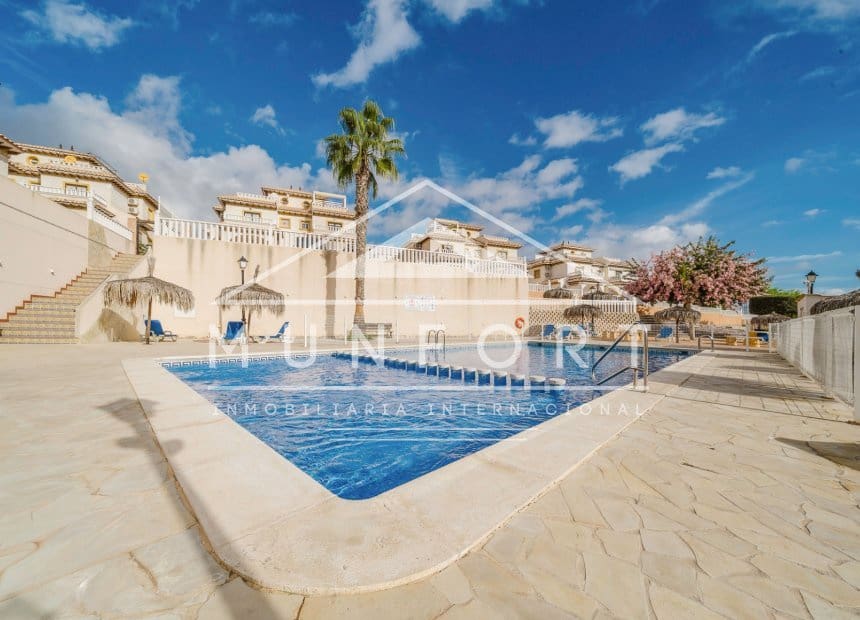 2 soveværelse Lejlighed til salg i Orihuela Costa med swimmingpool - € 169.000 (Ref: 9834676)