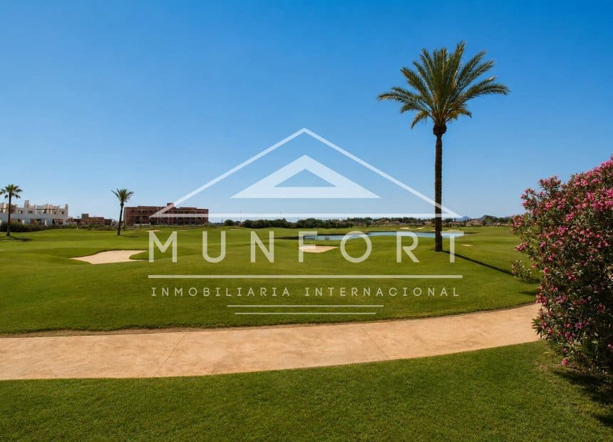 2 bedroom Penthouse for sale in Los Alcazares with pool - € 195,000 (Ref: 9850743)