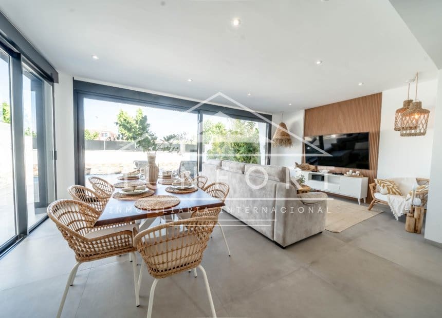 3 soveværelse Villa til salg i Santiago de la Ribera med swimmingpool - € 679.900 (Ref: 9854628)