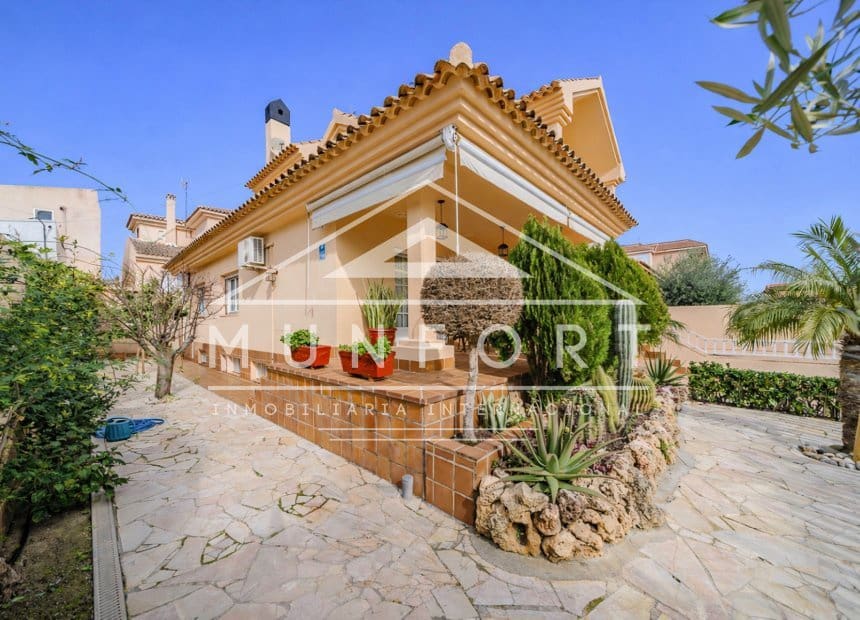 Chalet de 4 habitaciones en Santiago de la Ribera en venta - 650.000 € (Ref: 9893233)