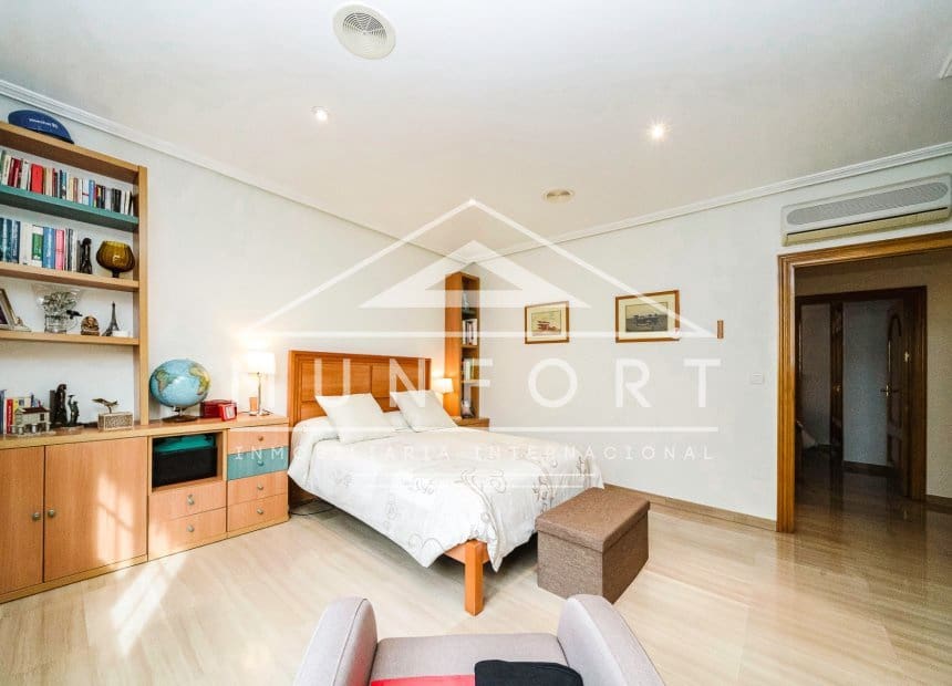 Chalet de 4 habitaciones en Santiago de la Ribera en venta - 650.000 € (Ref: 9893233)