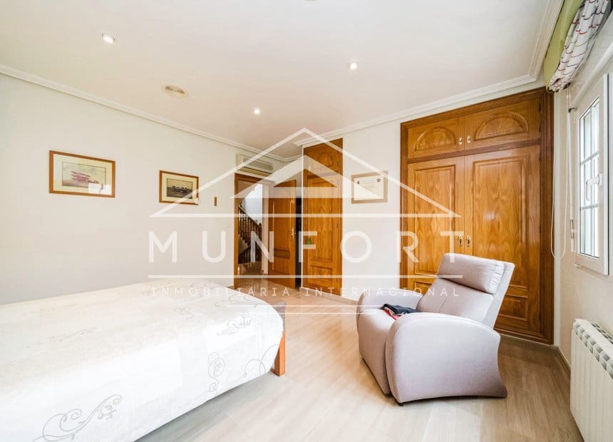Chalet de 4 habitaciones en Santiago de la Ribera en venta - 650.000 € (Ref: 9893233)