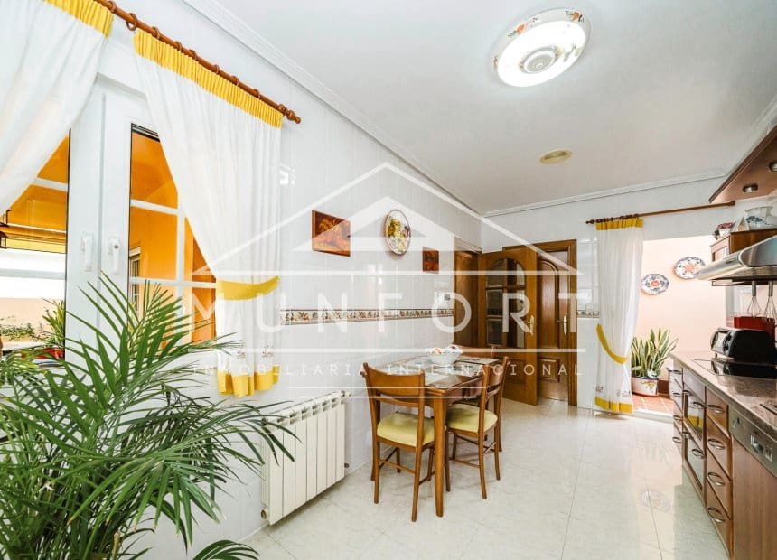 Chalet de 4 habitaciones en Santiago de la Ribera en venta - 650.000 € (Ref: 9893233)