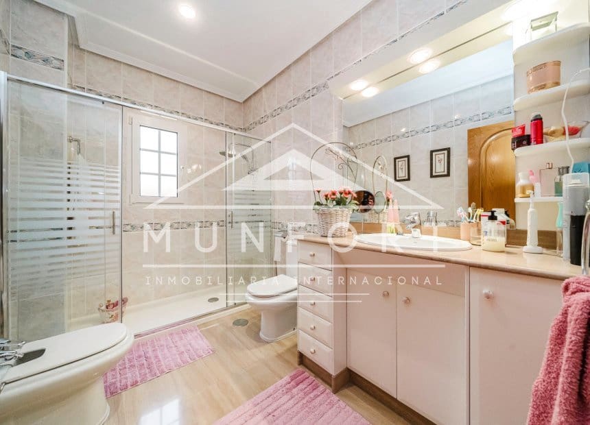 Chalet de 4 habitaciones en Santiago de la Ribera en venta - 650.000 € (Ref: 9893233)