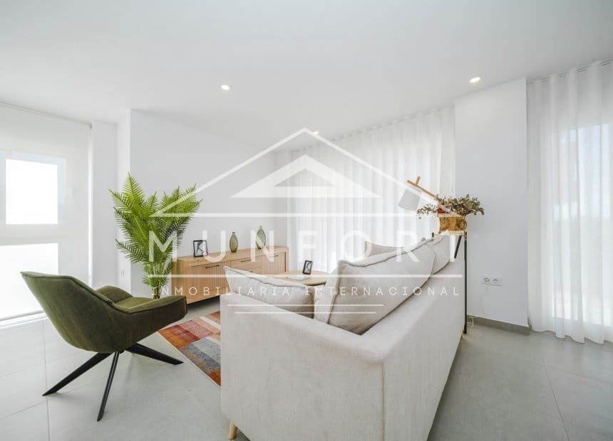 2 soverom Leilighet til leie i La Manga del Mar Menor med svømmebasseng - € 998 (Ref: 9893234)