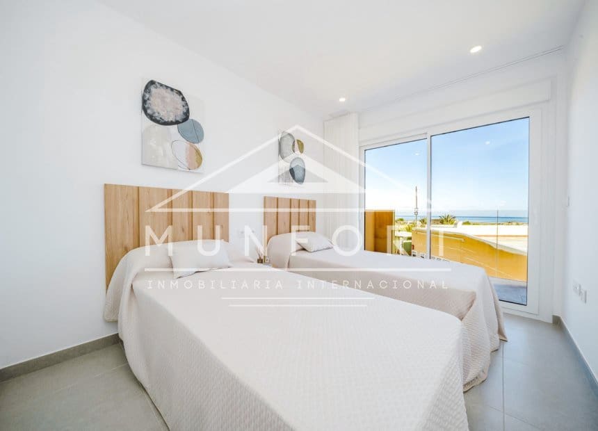 2 soverom Leilighet til leie i La Manga del Mar Menor med svømmebasseng - € 998 (Ref: 9893234)