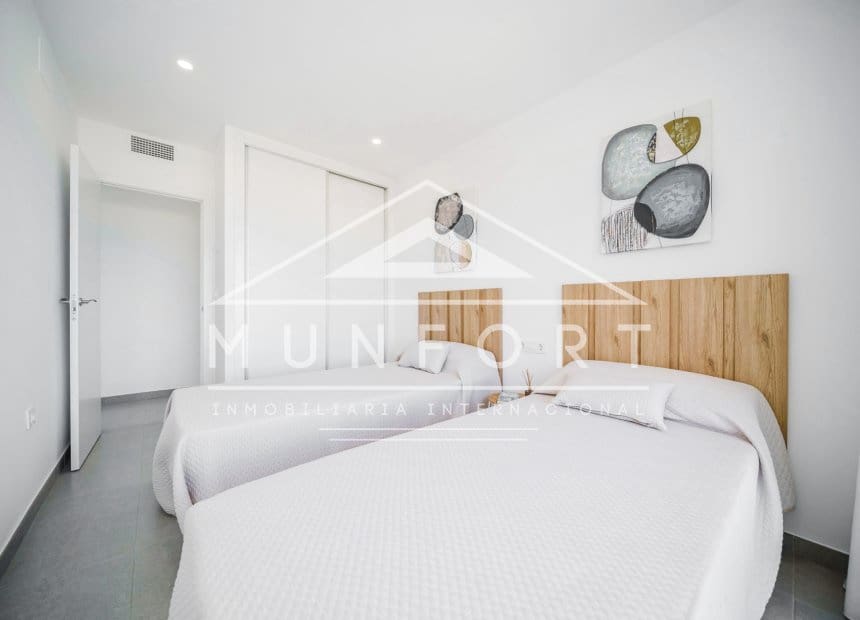 2 soverom Leilighet til leie i La Manga del Mar Menor med svømmebasseng - € 998 (Ref: 9893234)