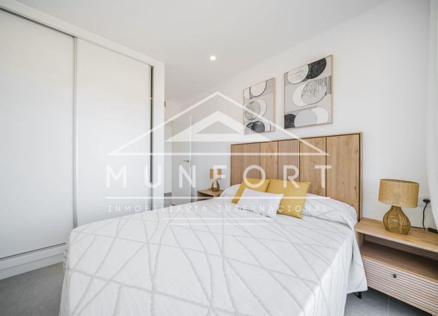 2 soverom Leilighet til leie i La Manga del Mar Menor med svømmebasseng - € 998 (Ref: 9893234)