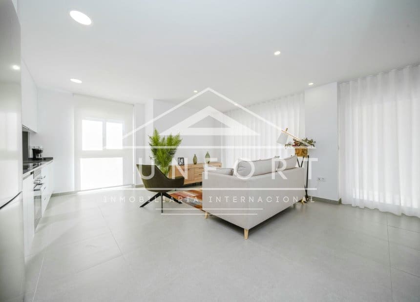 2 soverom Leilighet til leie i La Manga del Mar Menor med svømmebasseng - € 998 (Ref: 9893234)