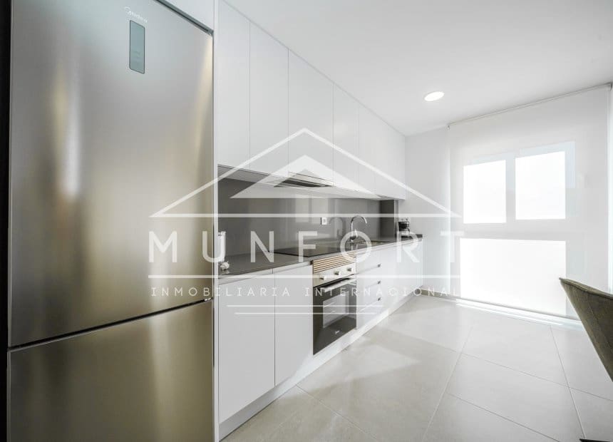 2 soverom Leilighet til leie i La Manga del Mar Menor med svømmebasseng - € 998 (Ref: 9893234)