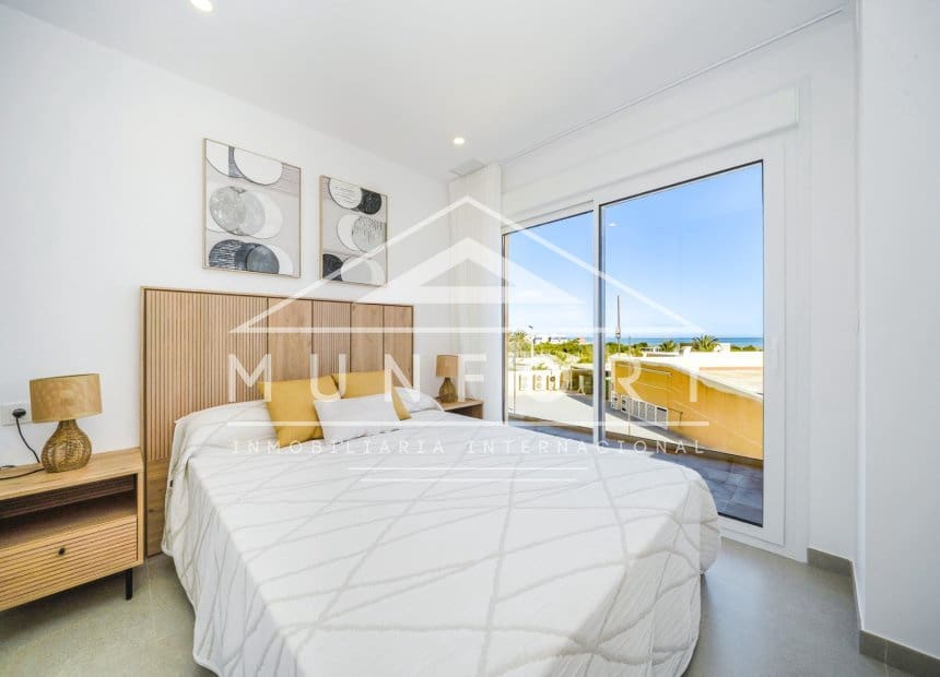 2 soverom Leilighet til leie i La Manga del Mar Menor med svømmebasseng - € 998 (Ref: 9893234)