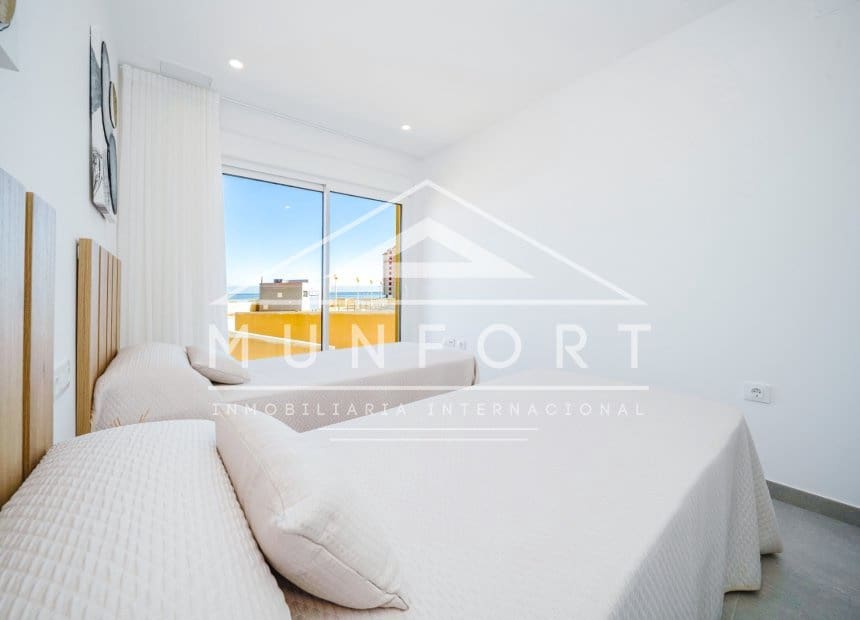 2 soverom Leilighet til leie i La Manga del Mar Menor med svømmebasseng - € 998 (Ref: 9893234)