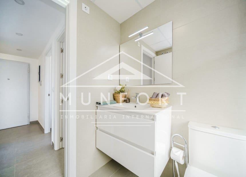 2 soverom Leilighet til leie i La Manga del Mar Menor med svømmebasseng - € 998 (Ref: 9893234)