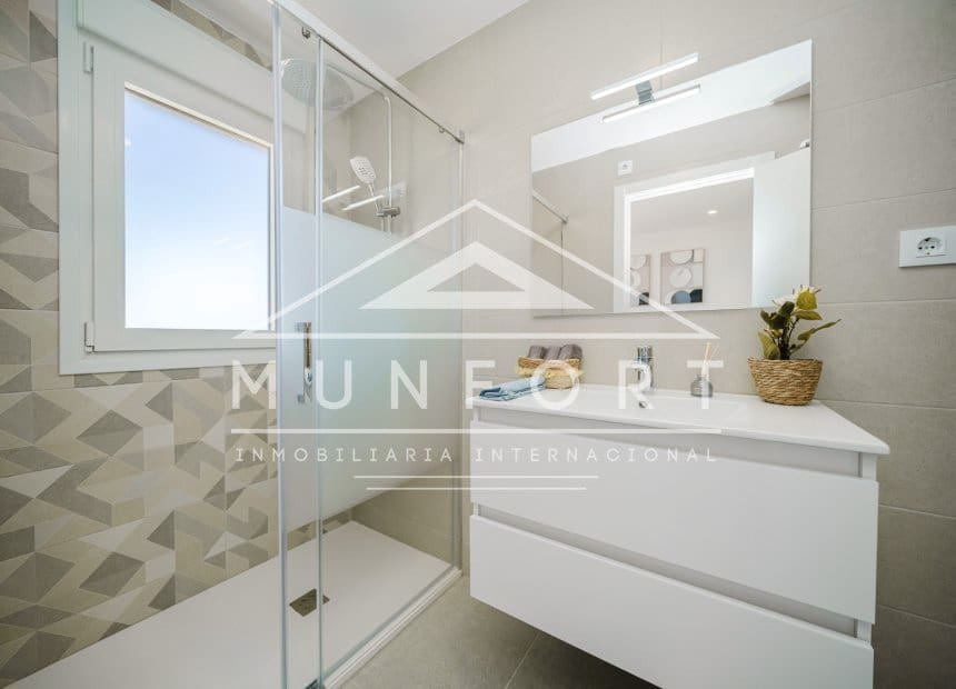 2 soverom Leilighet til leie i La Manga del Mar Menor med svømmebasseng - € 998 (Ref: 9893234)