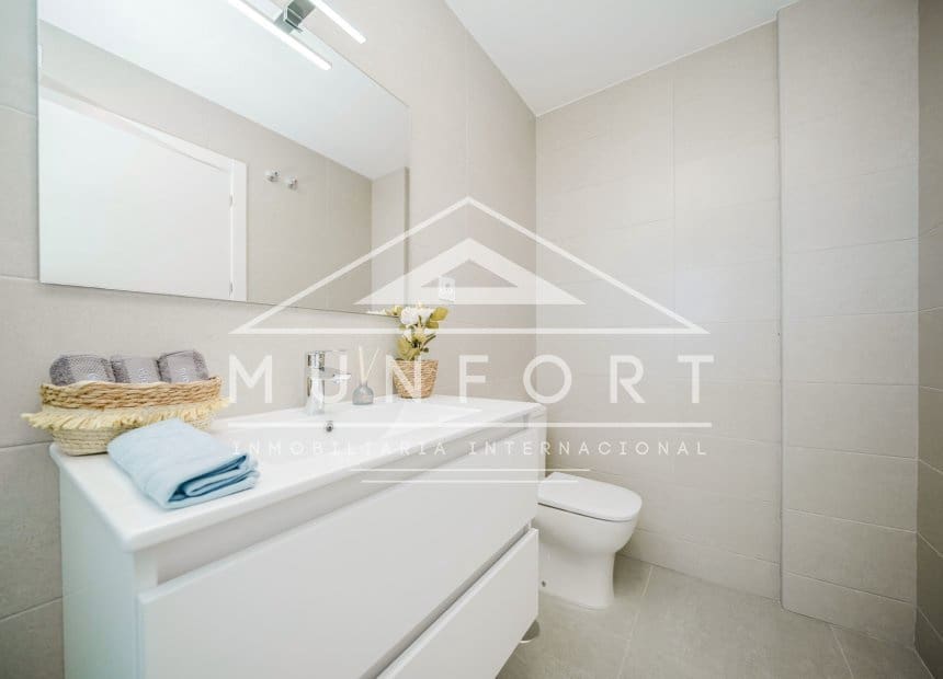 2 soverom Leilighet til leie i La Manga del Mar Menor med svømmebasseng - € 998 (Ref: 9893234)
