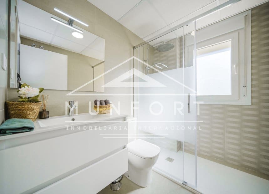 2 soverom Leilighet til leie i La Manga del Mar Menor med svømmebasseng - € 998 (Ref: 9893234)