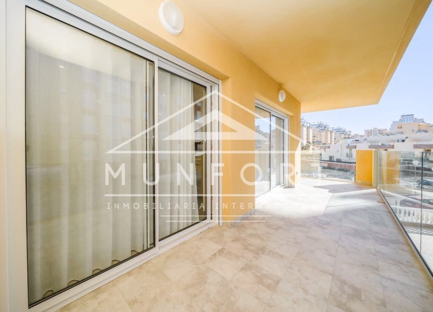 2 soverom Leilighet til leie i La Manga del Mar Menor med svømmebasseng - € 998 (Ref: 9893234)
