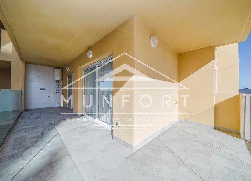 2 soverom Leilighet til leie i La Manga del Mar Menor med svømmebasseng - € 998 (Ref: 9893234)