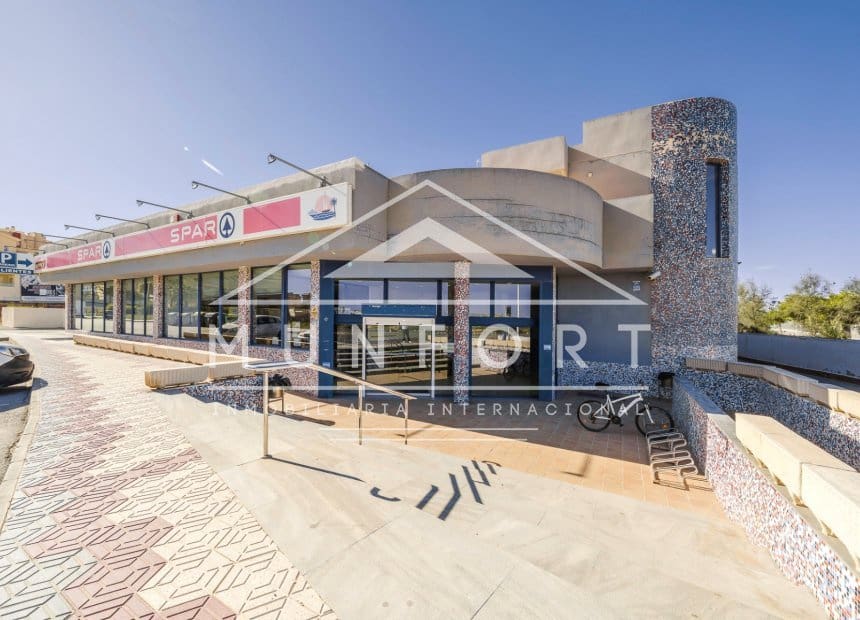 2 soverom Leilighet til leie i La Manga del Mar Menor med svømmebasseng - € 998 (Ref: 9893234)