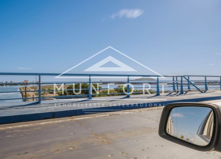 2 soverom Leilighet til leie i La Manga del Mar Menor med svømmebasseng - € 998 (Ref: 9893234)