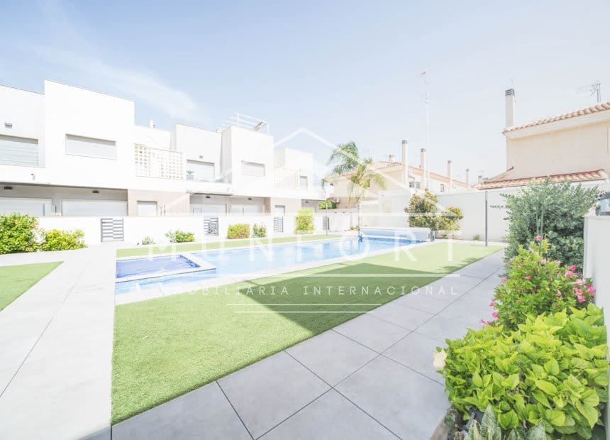 Villa/Maison Mitoyenne de 3 chambres à louer à Santiago de la Ribera avec piscine - 1 800 € (Ref: 9921408)