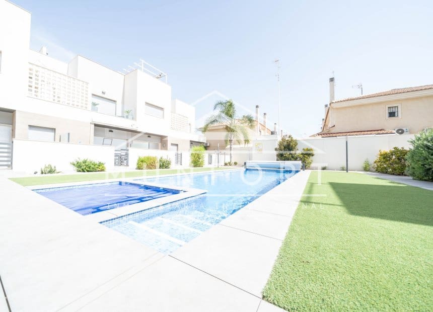 Villa/Maison Mitoyenne de 3 chambres à louer à Santiago de la Ribera avec piscine - 1 800 € (Ref: 9921408)