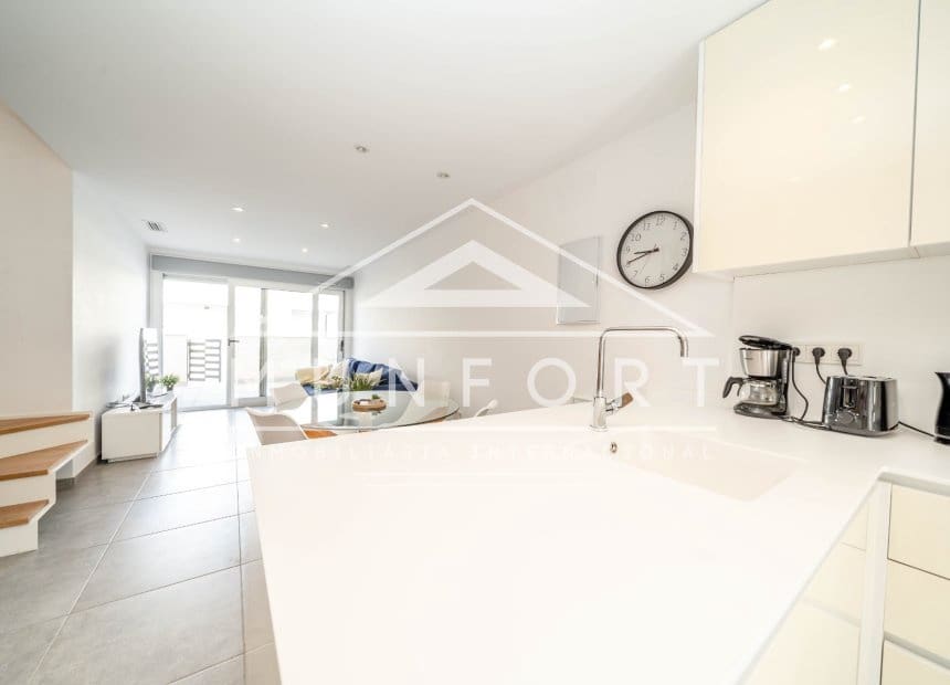 Villa/Maison Mitoyenne de 3 chambres à louer à Santiago de la Ribera avec piscine - 1 800 € (Ref: 9921408)