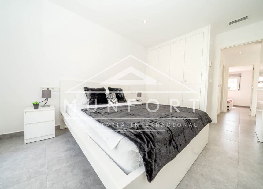 Villa/Maison Mitoyenne de 3 chambres à louer à Santiago de la Ribera avec piscine - 1 800 € (Ref: 9921408)
