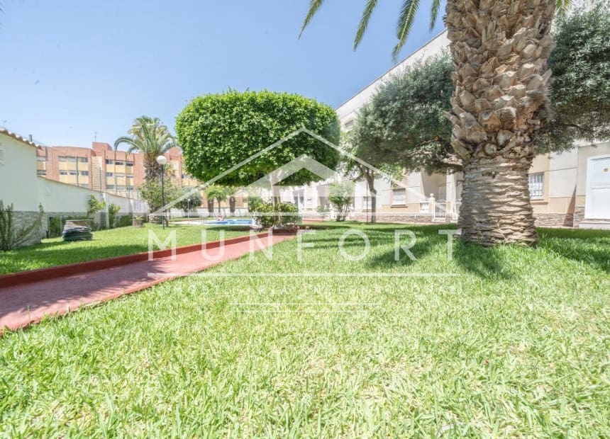 1 soveværelse Lejlighed til leje i Torrevieja med swimmingpool - € 750 (Ref: 9921491)