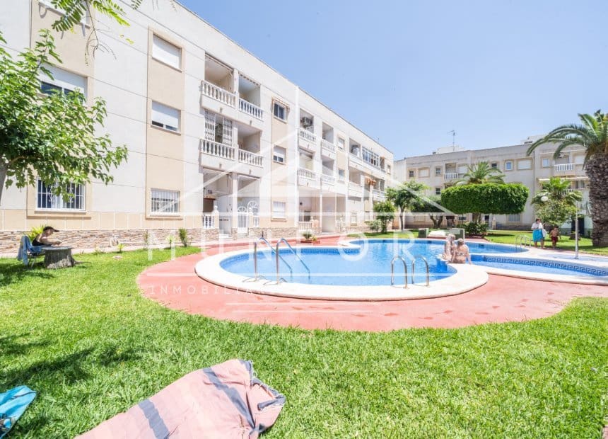 1 soveværelse Lejlighed til leje i Torrevieja med swimmingpool - € 750 (Ref: 9921491)