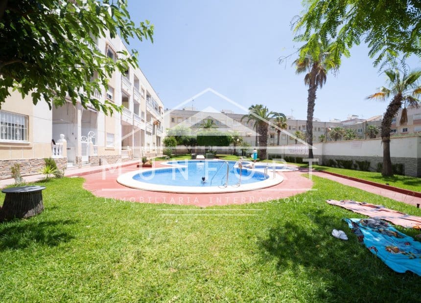 1 soveværelse Lejlighed til leje i Torrevieja med swimmingpool - € 750 (Ref: 9921491)