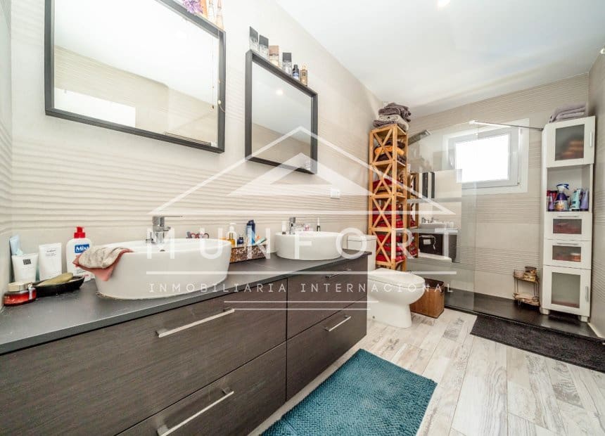 2 soverom Villa til salgs i Torrevieja med svømmebasseng - € 464 999 (Ref: 9948845)