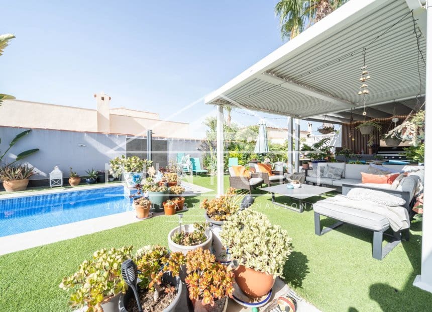 2 soverom Villa til salgs i Torrevieja med svømmebasseng - € 464 999 (Ref: 9948845)