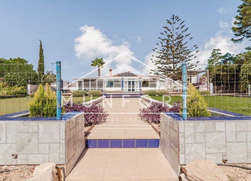 6 bedroom Villa for sale in Gea y Truyols with pool - € 549,900 (Ref: 9958837)