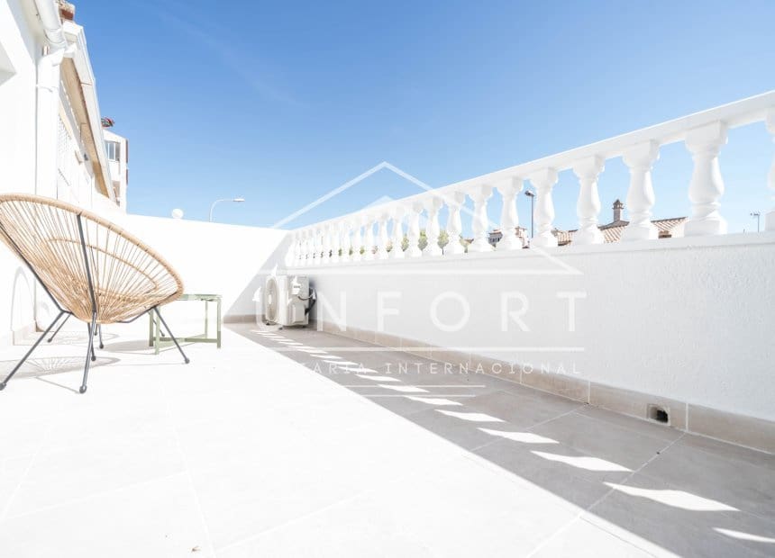 2 soveværelse Byhus til salg i Torrevieja med swimmingpool - € 224.900 (Ref: 9999428)