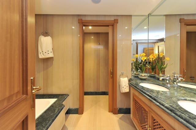 2 soveværelse Lejlighed til salg i Los Monteros, Marbella med swimmingpool garage - € 1.250.000 (Ref: 3507537)