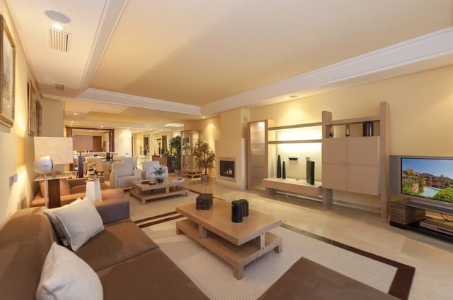 2 soveværelse Lejlighed til salg i Los Monteros, Marbella med swimmingpool garage - € 1.250.000 (Ref: 3507537)