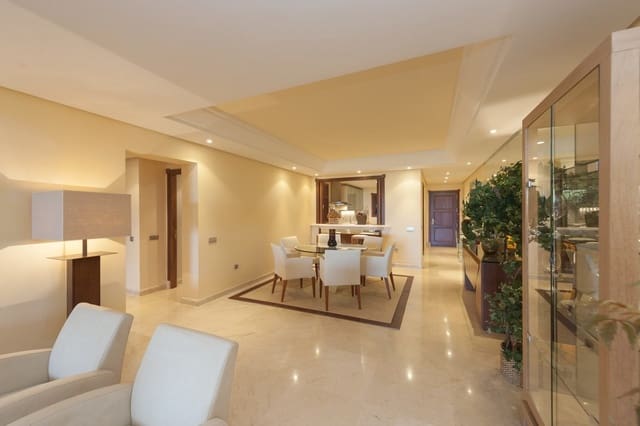 2 soveværelse Lejlighed til salg i Los Monteros, Marbella med swimmingpool garage - € 1.250.000 (Ref: 3507537)