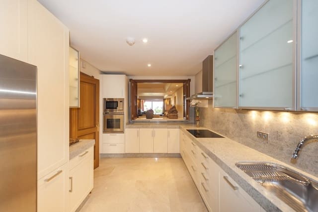 2 soveværelse Lejlighed til salg i Los Monteros, Marbella med swimmingpool garage - € 1.250.000 (Ref: 3507537)