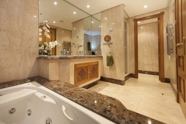 2 soveværelse Lejlighed til salg i Los Monteros, Marbella med swimmingpool garage - € 1.250.000 (Ref: 3507537)