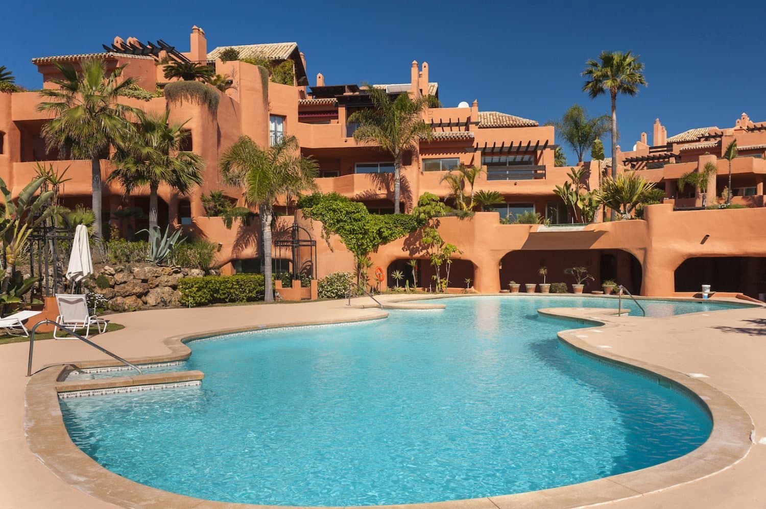 2 soveværelse Lejlighed til salg i Los Monteros med swimmingpool garage - € 1.250.000 (Ref: 3507537)