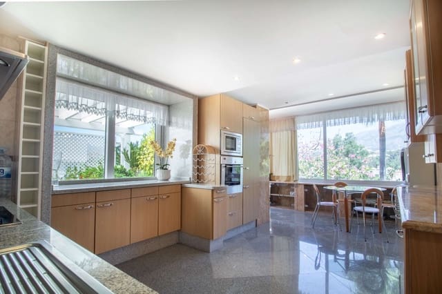 4 soverom Leilighet til salgs i Las Brisas, Marbella med svømmebasseng - € 1 950 000 (Ref: 3916320)