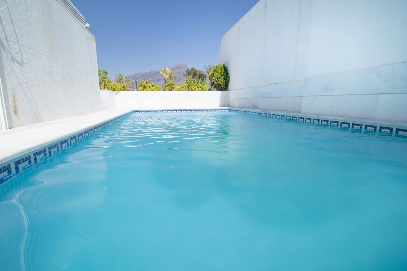 4 sypialnia Apartament na sprzedaż w Nueva Andalucia z basenem - 1 950 000 € (Ref: 3916320)