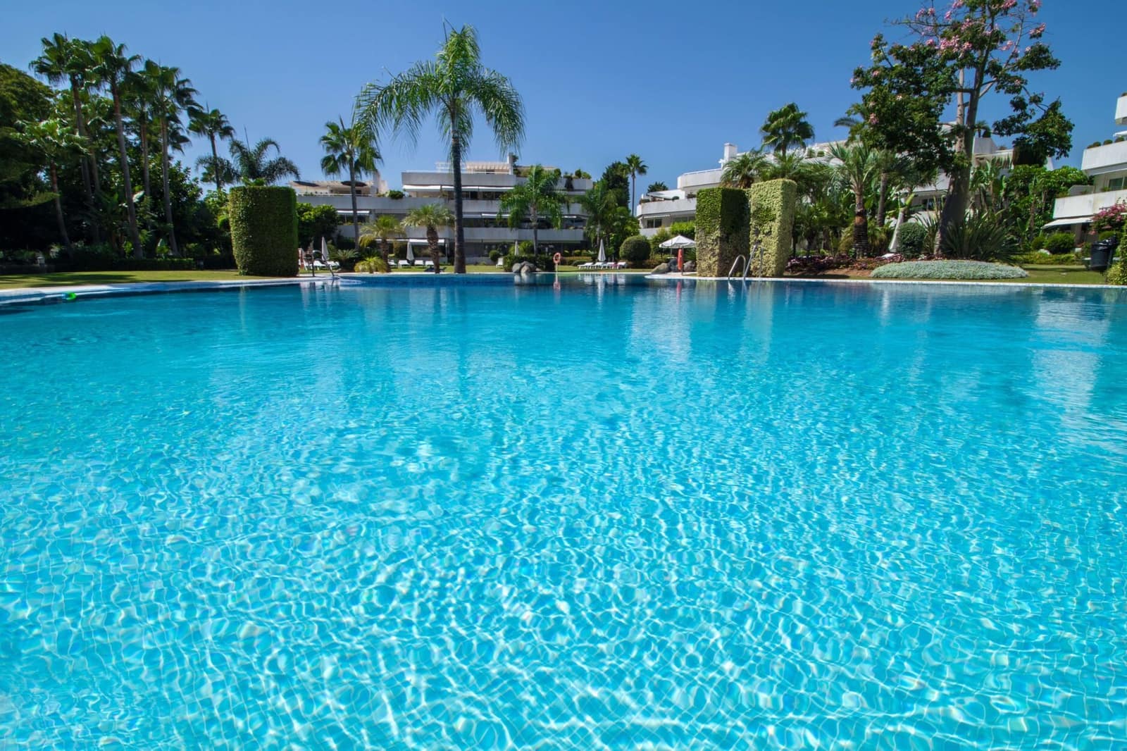 4 sypialnia Apartament na sprzedaż w Nueva Andalucia z basenem - 1 950 000 € (Ref: 3916320)